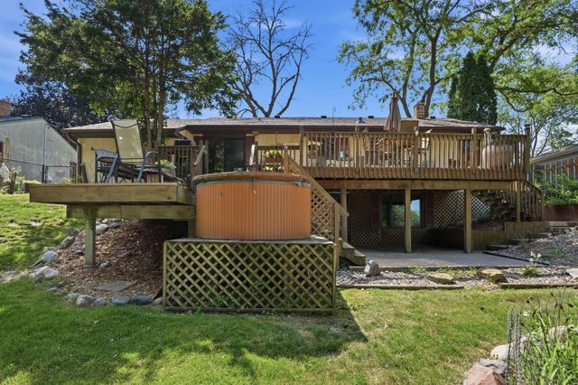 2686 Victoria Street N, Roseville, MN 55113