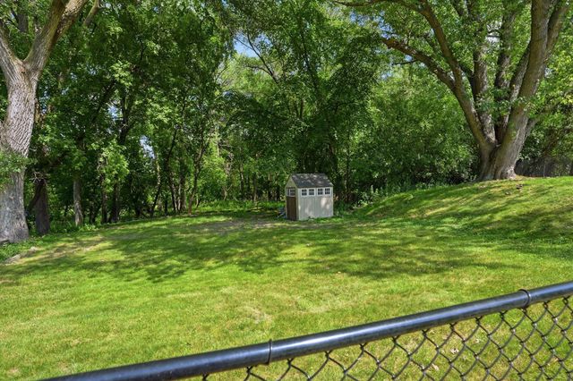 2686 Victoria Street N, Roseville, MN 55113