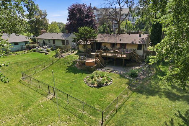 2686 Victoria Street N, Roseville, MN 55113
