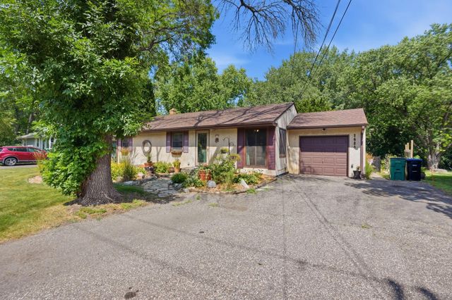 2686 Victoria Street N, Roseville, MN 55113