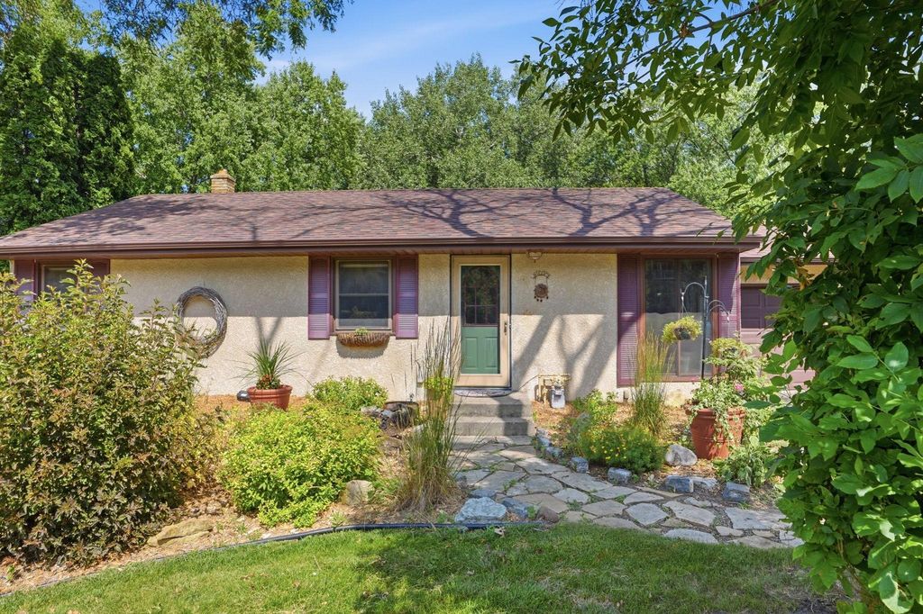 2686 Victoria Street N, Roseville, MN 55113