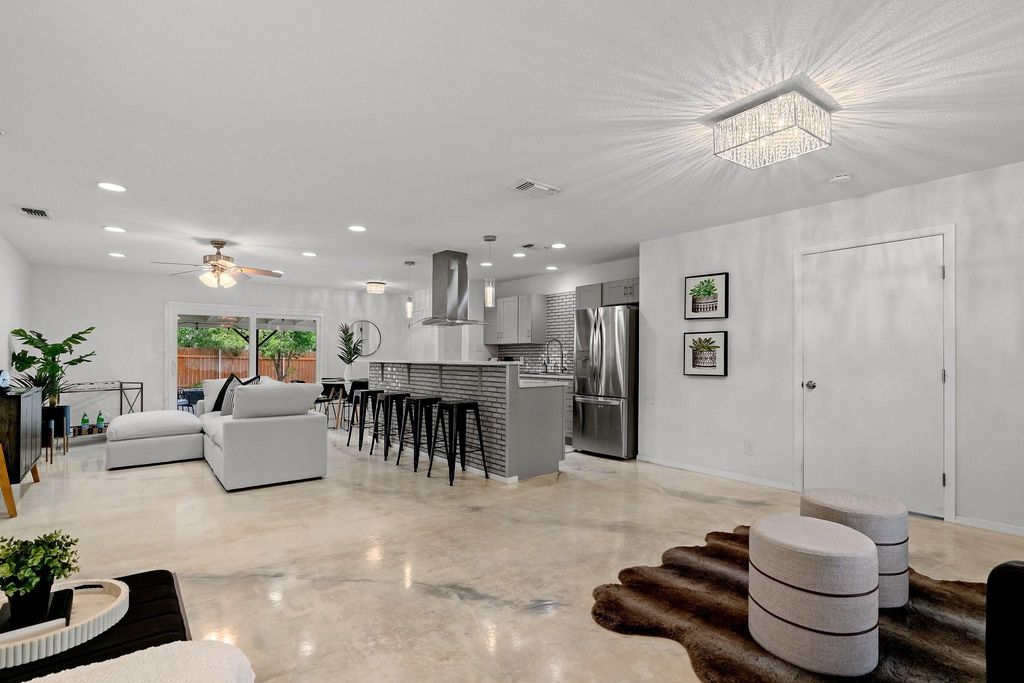 8700 Colonial DR, Austin, TX 78758
