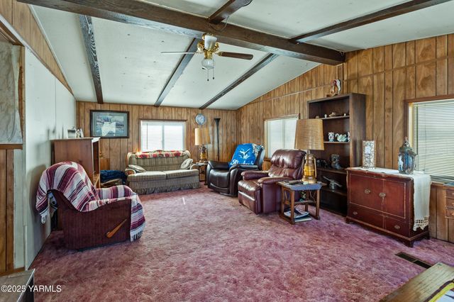 100 Gordon Ln, Wapato, WA 98951