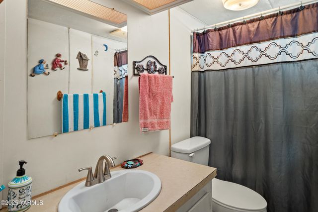 100 Gordon Ln, Wapato, WA 98951