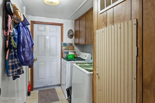 100 Gordon Ln, Wapato, WA 98951