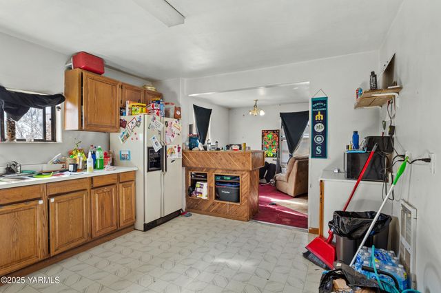 100 Gordon Ln, Wapato, WA 98951