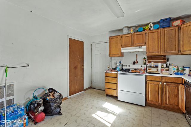100 Gordon Ln, Wapato, WA 98951