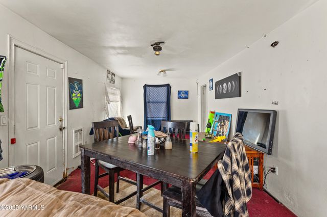 100 Gordon Ln, Wapato, WA 98951