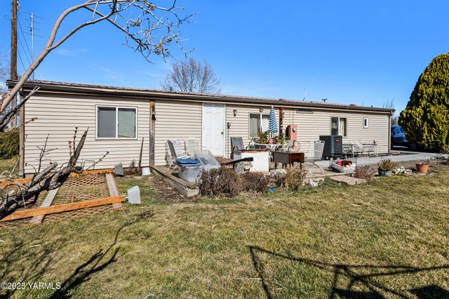 100 Gordon Ln, Wapato, WA 98951
