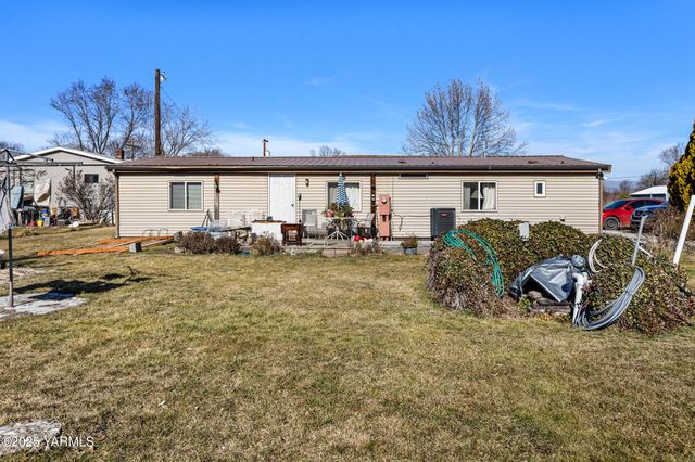 100 Gordon Ln, Wapato, WA 98951
