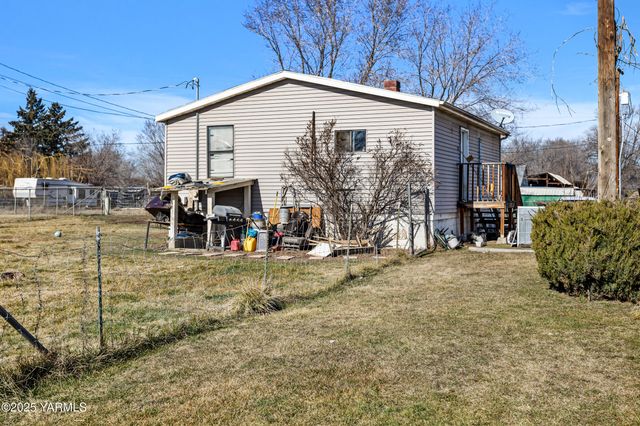 100 Gordon Ln, Wapato, WA 98951