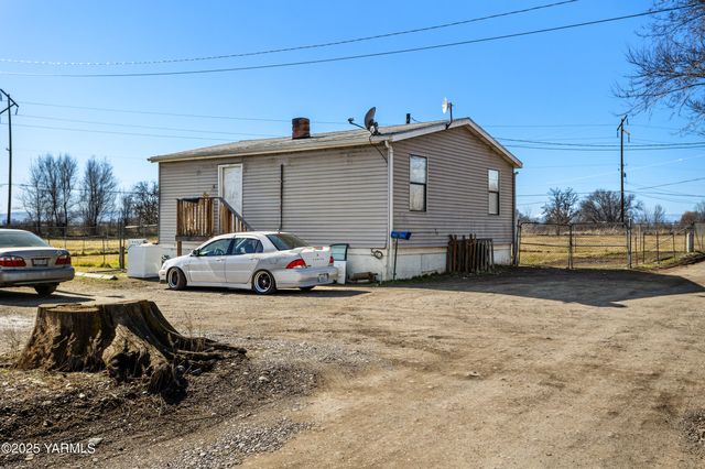 100 Gordon Ln, Wapato, WA 98951