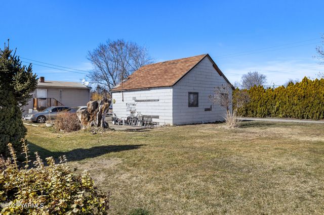 100 Gordon Ln, Wapato, WA 98951