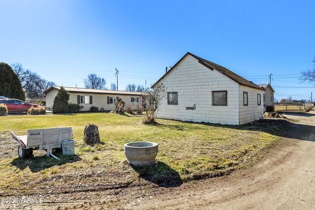 100 Gordon Ln, Wapato, WA 98951