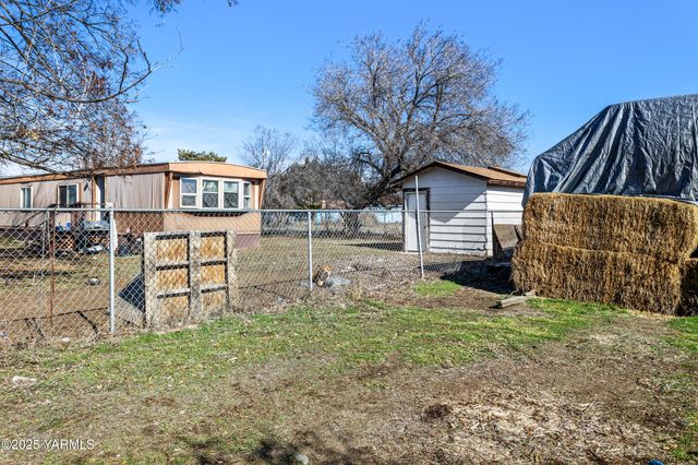 100 Gordon Ln, Wapato, WA 98951