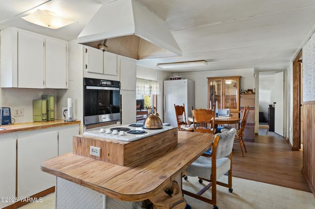100 Gordon Ln, Wapato, WA 98951