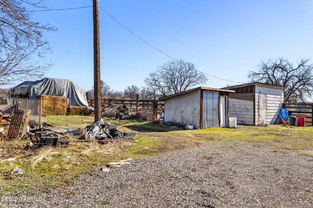100 Gordon Ln, Wapato, WA 98951