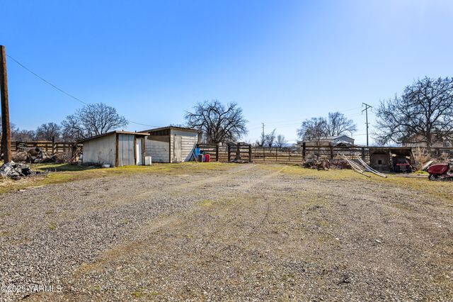 100 Gordon Ln, Wapato, WA 98951