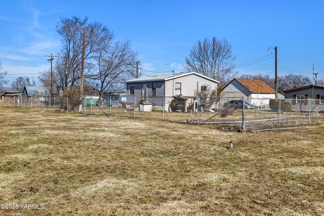 100 Gordon Ln, Wapato, WA 98951