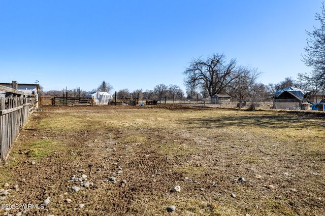 100 Gordon Ln, Wapato, WA 98951