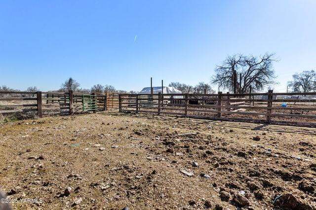 100 Gordon Ln, Wapato, WA 98951