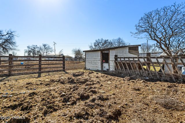 100 Gordon Ln, Wapato, WA 98951