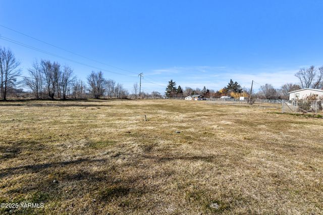 100 Gordon Ln, Wapato, WA 98951