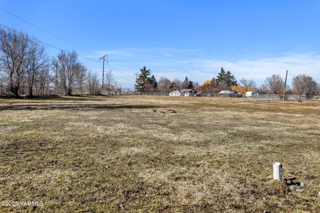 100 Gordon Ln, Wapato, WA 98951