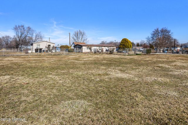 100 Gordon Ln, Wapato, WA 98951
