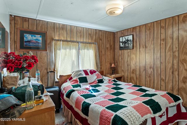 100 Gordon Ln, Wapato, WA 98951