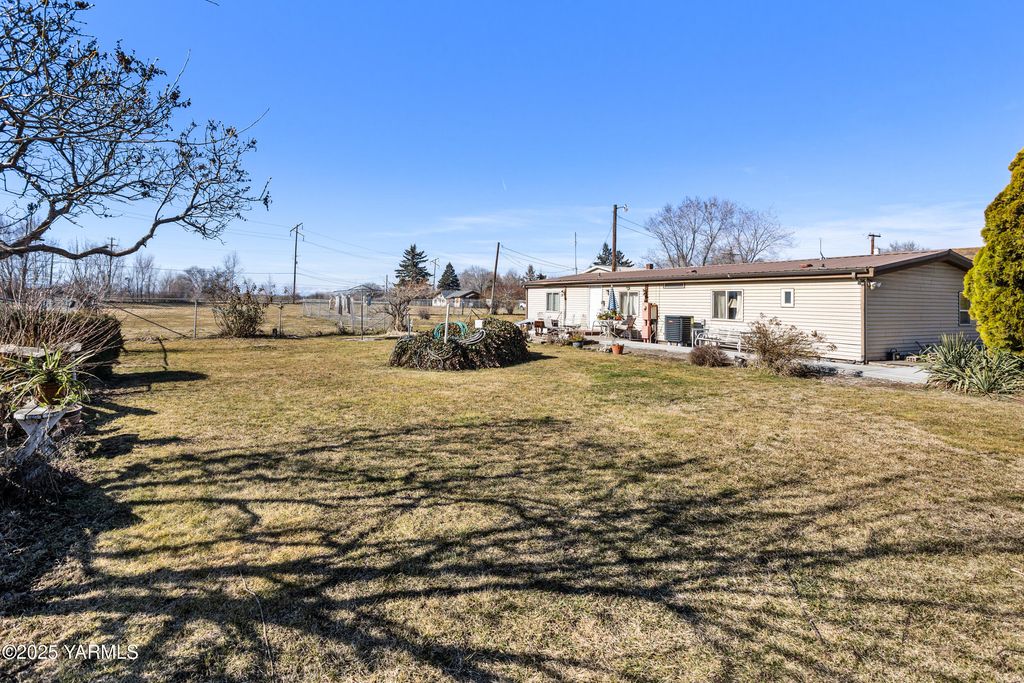 100 Gordon Ln, Wapato, WA 98951