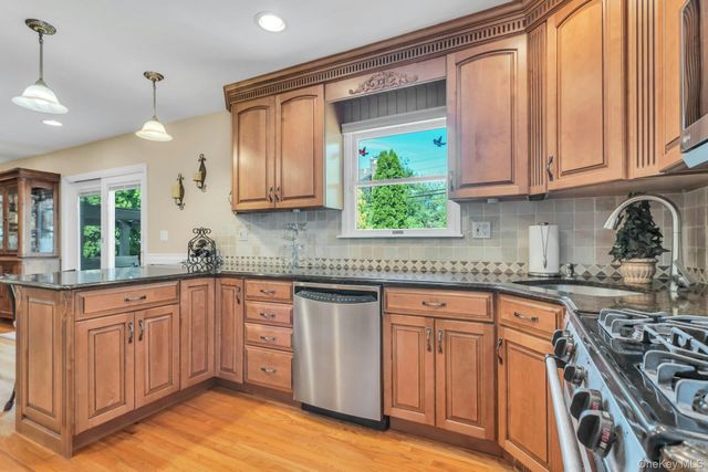 12 Pinewood Lane, New Hyde Park, NY 11040