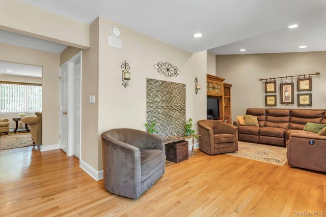 12 Pinewood Lane, New Hyde Park, NY 11040