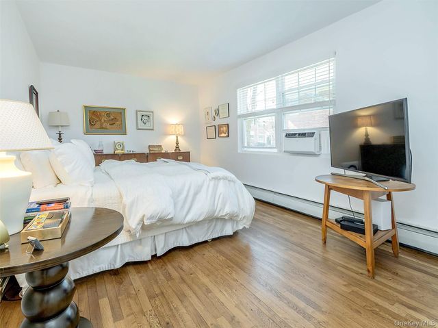 22 Madison Park L, Port Washington, NY 11050