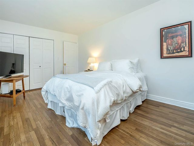 22 Madison Park L, Port Washington, NY 11050