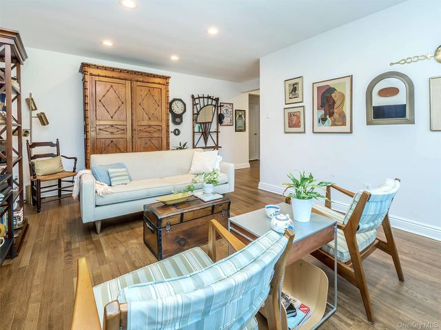 22 Madison Park L, Port Washington, NY 11050