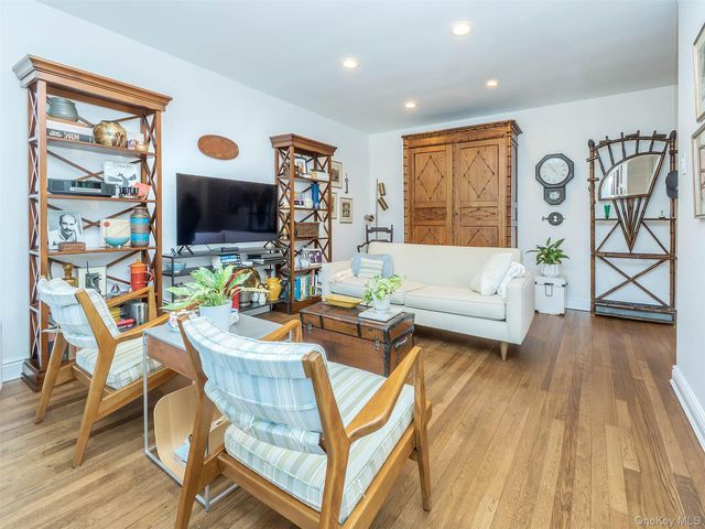 22 Madison Park L, Port Washington, NY 11050