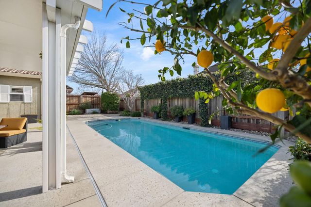 1924 Crystalwood Ln, Lodi, CA 95242