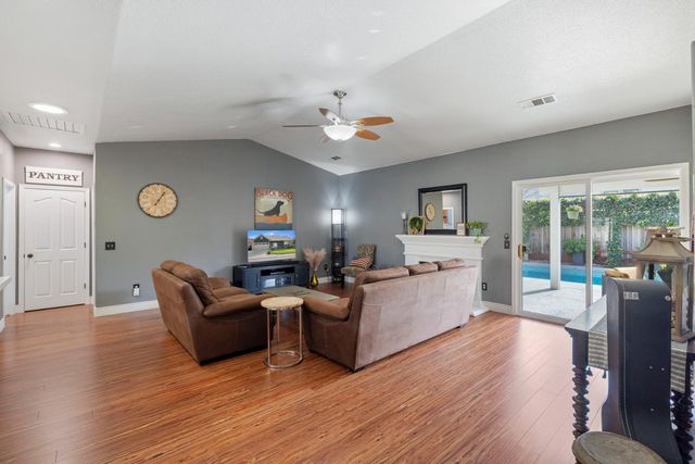 1924 Crystalwood Ln, Lodi, CA 95242