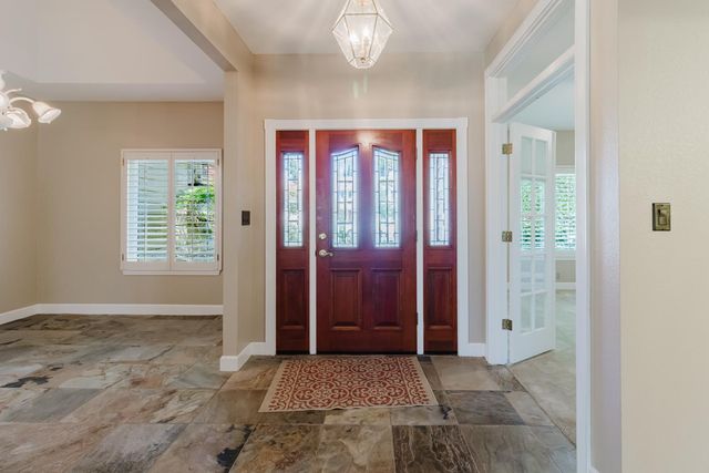 4919 Runway Dr, Fair Oaks, CA 95628