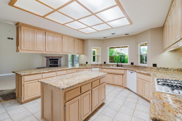 4919 Runway Dr, Fair Oaks, CA 95628