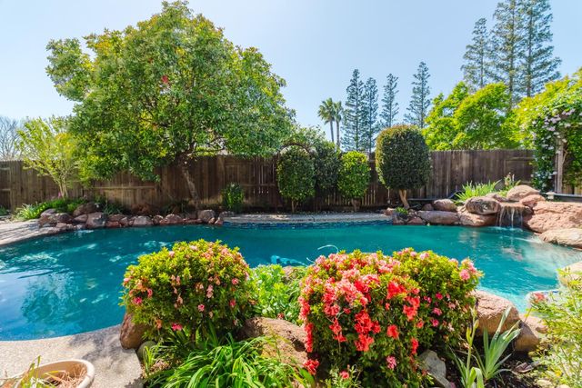 4919 Runway Dr, Fair Oaks, CA 95628