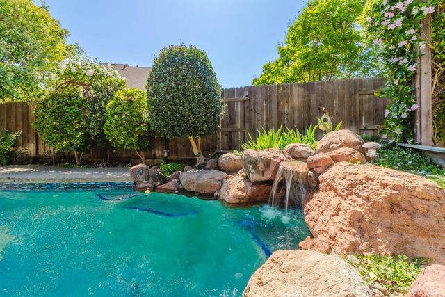 4919 Runway Dr, Fair Oaks, CA 95628