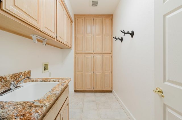 4919 Runway Dr, Fair Oaks, CA 95628