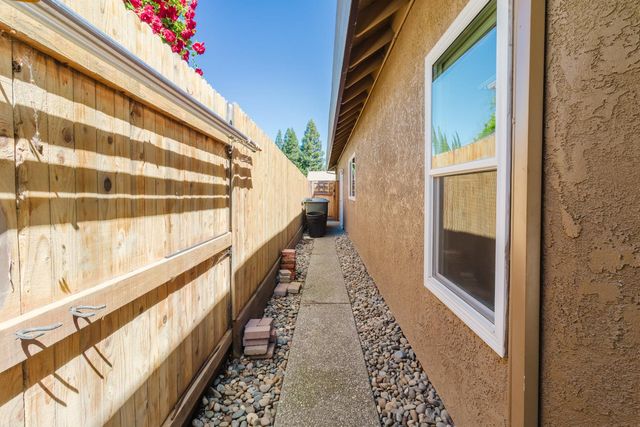 4919 Runway Dr, Fair Oaks, CA 95628