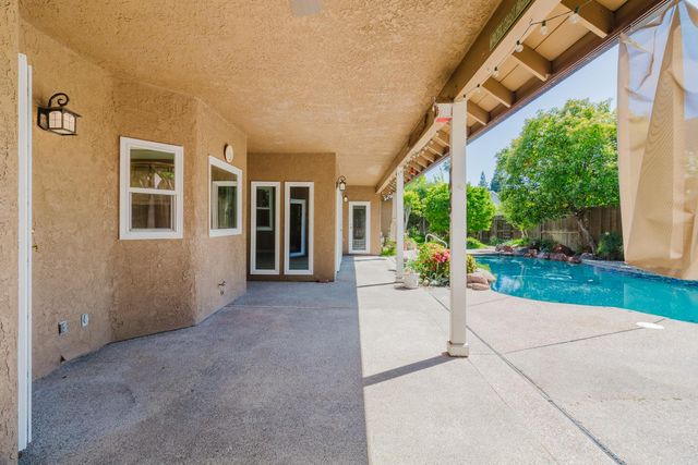 4919 Runway Dr, Fair Oaks, CA 95628