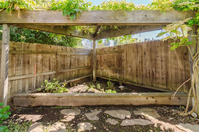 4919 Runway Dr, Fair Oaks, CA 95628