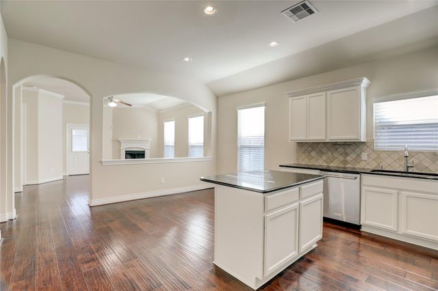 606 Sabinal Street, Webster, TX 77598