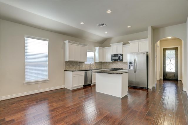 606 Sabinal Street, Webster, TX 77598