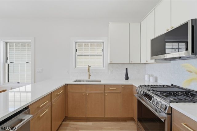 98 Western Ave, Jersey City, NJ 07307